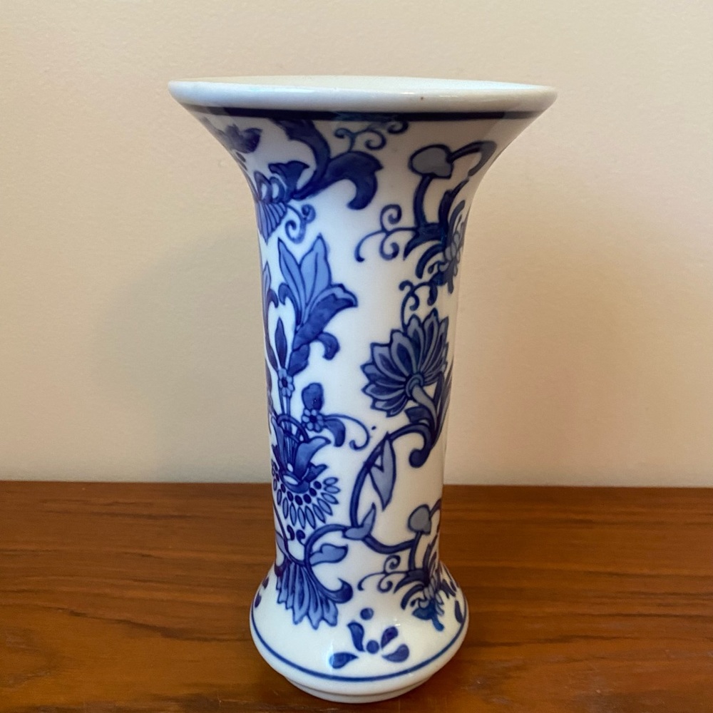 ☘️VTG Chinese Blue & White Hand Painted Porcelain Floral Pattern Vase
